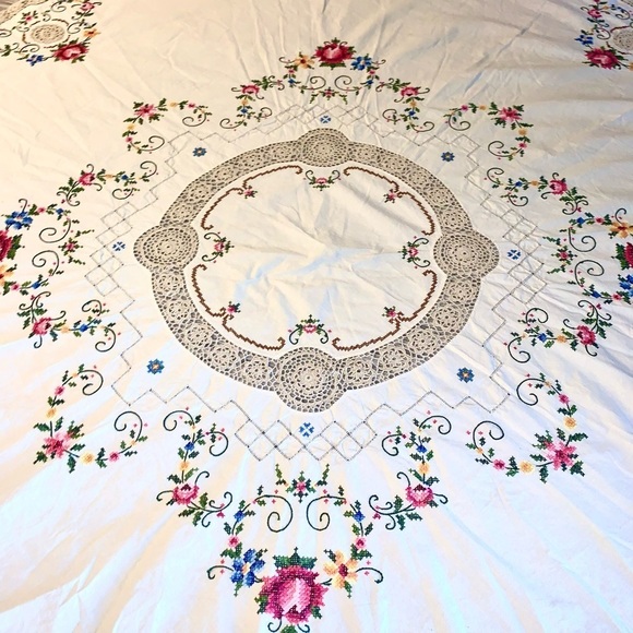 Vintage Hand Embroidered Tablecloth Exquisite Antique Linen - Picture 5 of 7
